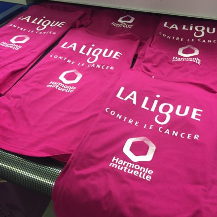 T-shirt Octobre Rose Femme Avec Ruban Et Cœur - Soutien Lutte Contre Le Cancer Du Sein - Coupe Classique Manches Courtes